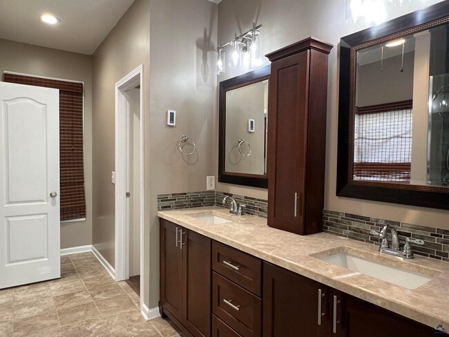 Building Photo - 210 Hearthwood Dr