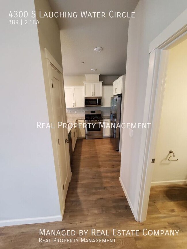 Building Photo - Modern Ridgefield Townhome with Two Car Ga...