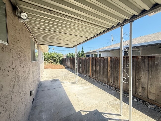 Building Photo - *Cambrian Park* Updated 2BR/2B single story duplex.