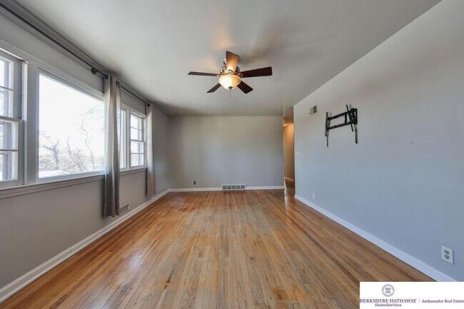 Building Photo - 3 bedroom in Omaha NE 68114