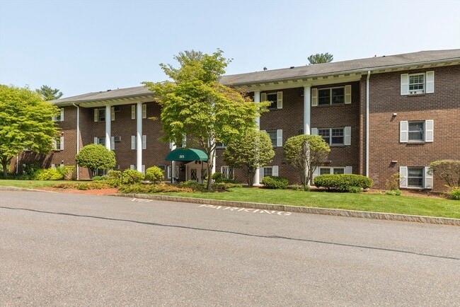 Building Photo - 205 Great Rd