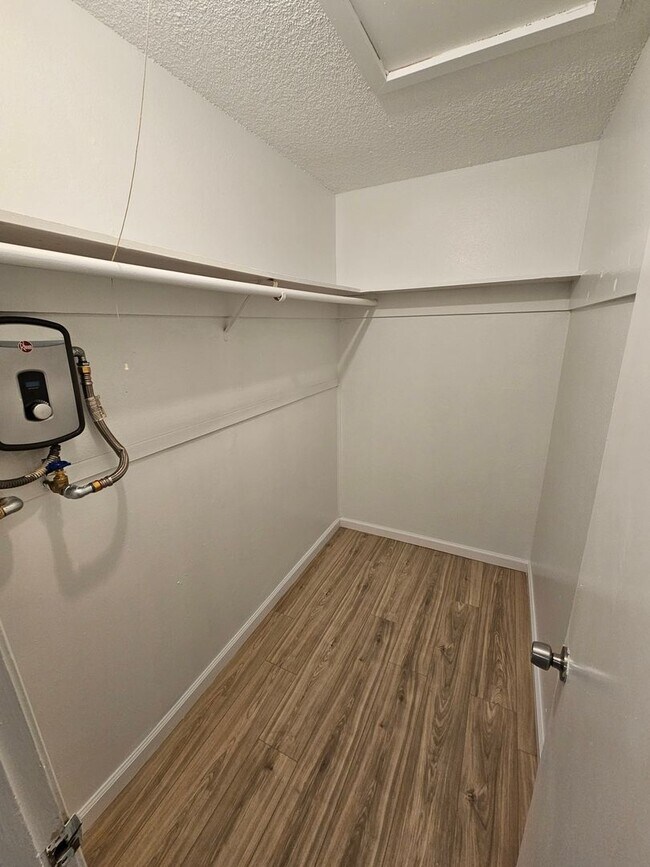 Building Photo - 1 Bedroom 1 Bath Triplex Unit in Los Molinos!