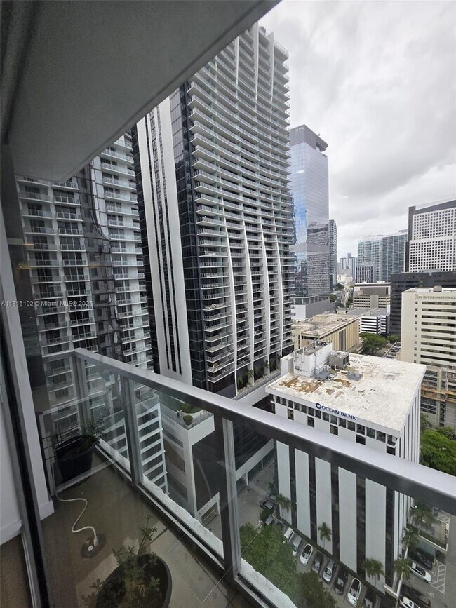 Building Photo - 1060 Brickell Ave
