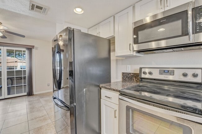 Building Photo - Upgraded 2 bedroom 2 bath upstairs condo