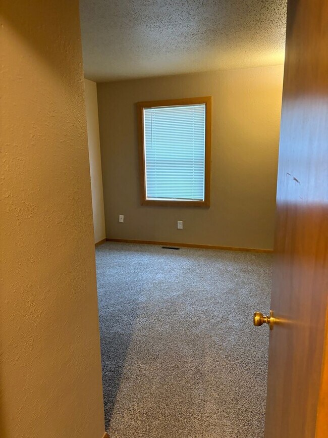 Building Photo - Beautiful Duplex Available Now