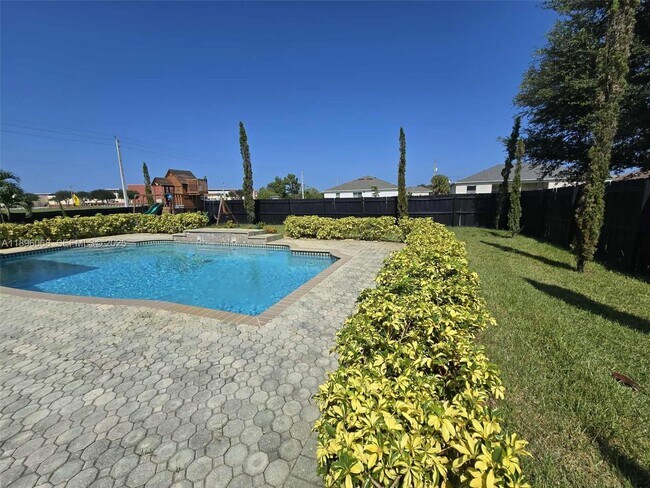 Building Photo - 3401 SW San Benito St