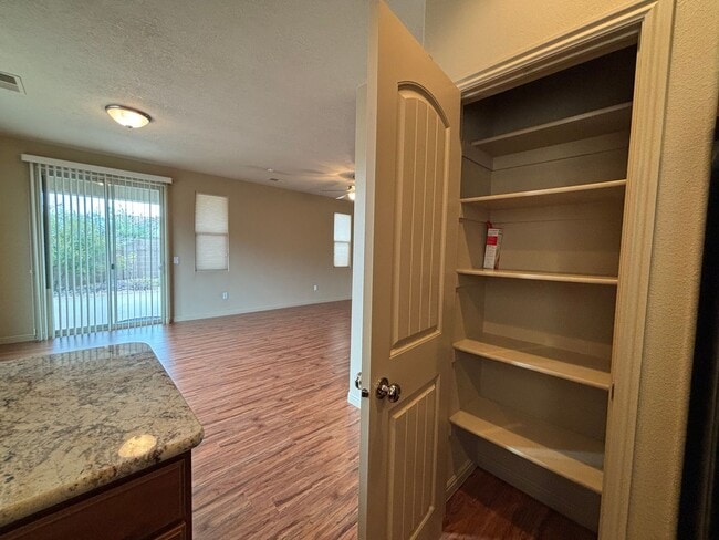 Building Photo - SPACIOUS HOME FOR RENT!