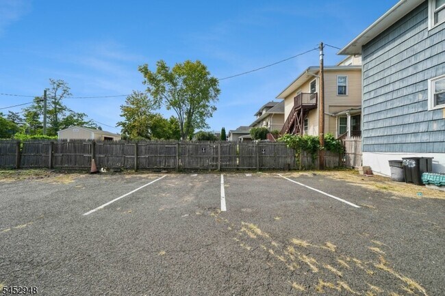 Building Photo - 33 N Willow St