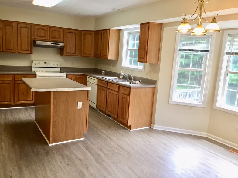 Building Photo - 1692 Oriole Dr