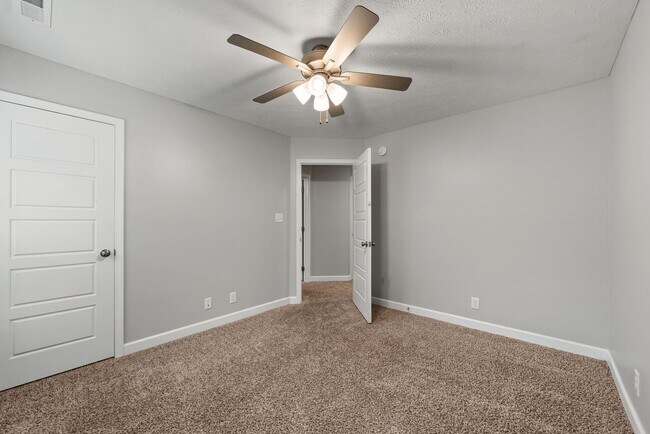 Building Photo - Pet Friendly Four Bedroom!
