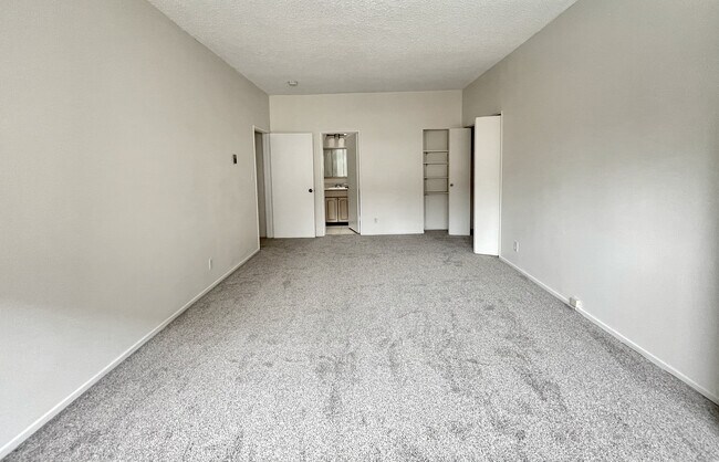 Building Photo - 6174 Buckingham Pky
