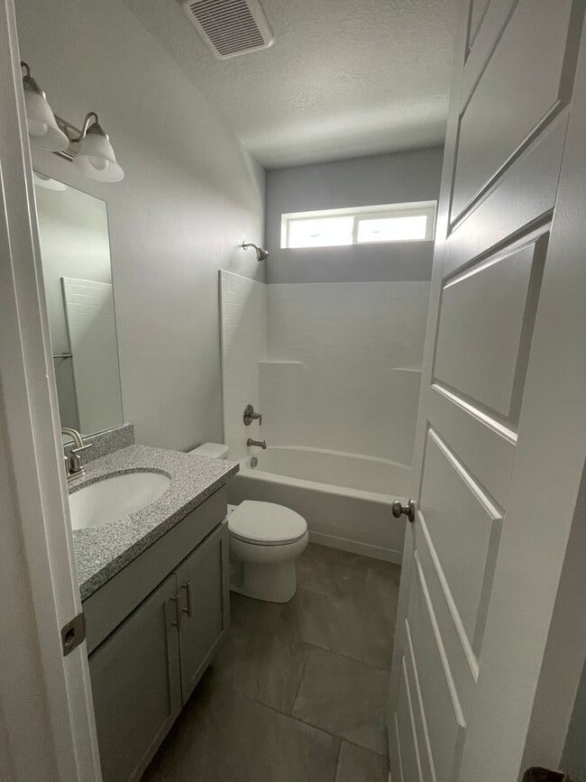 Building Photo - GORGOUS