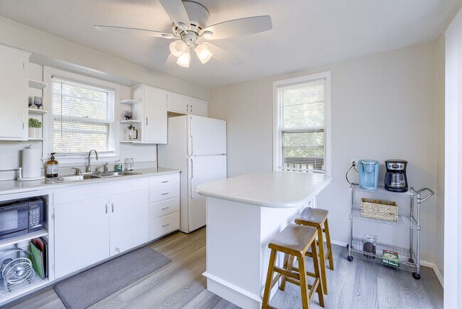 Building Photo - Cozy 1 Bedroom Bungalow!!