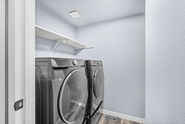 Building Photo - Large Remodeled 2bd, 1ba Condo Available in Totem Lake!