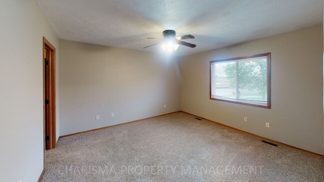 Building Photo - 3 BD, 2.5 BA TOWNHOME, DOUBLE ATTACHED GARAGE, PET FRIENDLY, WALK OUT DECK, LOTS OF SPACE!