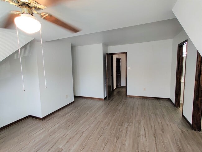 Building Photo - 3 bedroom townhouse