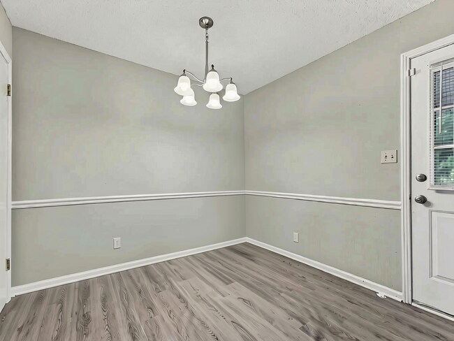 Building Photo - 2 bedroom townhouse near Ft Campbell