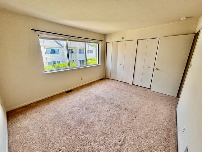 Building Photo - 2 bedroom/1.5 bathroom- The Midlands