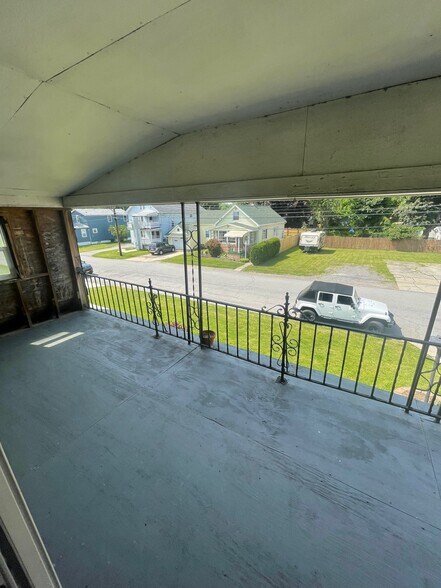 Porch - 81 Paxford Plz