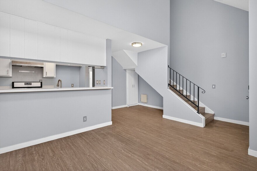 Building Photo - 533 E 11th St