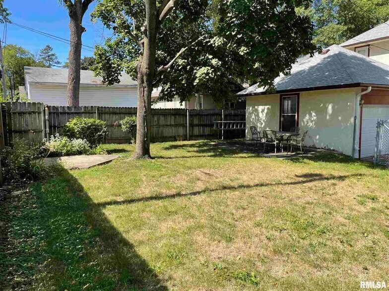 Building Photo - 221 E Dover Ct