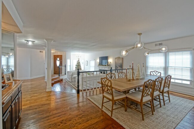 Building Photo - CHARMING & SPACIOUS, 5BR3.5BA HOME W/ PRIVATE YARD, BALCONY & SPRAWLING LIVING SPACE NEXT TO SAND...