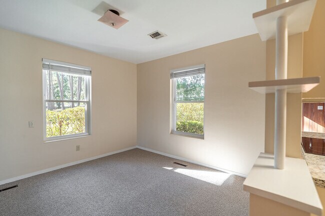 Building Photo - 2818 Lakeshore Dr