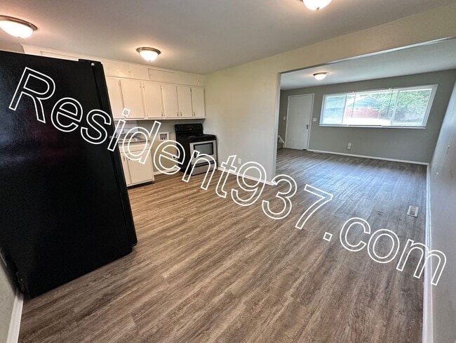 Building Photo - Newly Updated 4 Bed 2 bath home