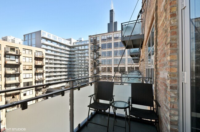 Building Photo - 333 S Desplaines St