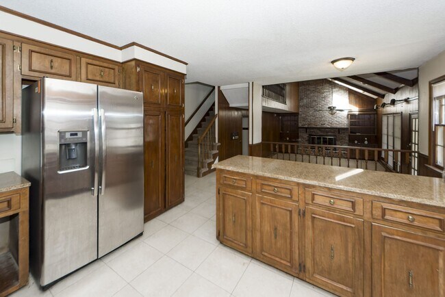 Building Photo - 5 Bedroom 3 Bath Home in Parkshore - Charl...