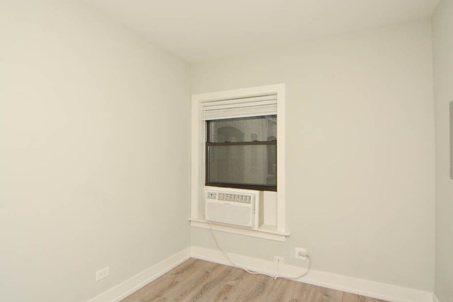 Building Photo - 714 W Brompton Ave