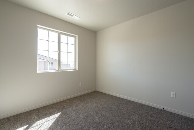 Building Photo - 3 Bedroom Townhome in Prime Washington Com...