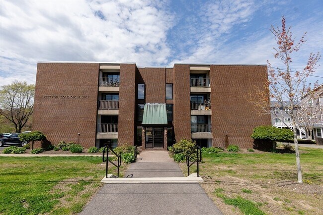 Building Photo - 685 Main St