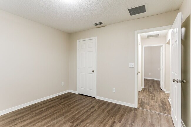 Building Photo - 7524 Westland Oaks Dr