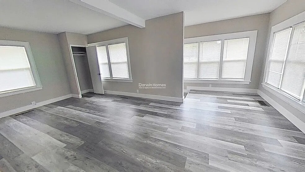 Building Photo - 529 E Victoria St