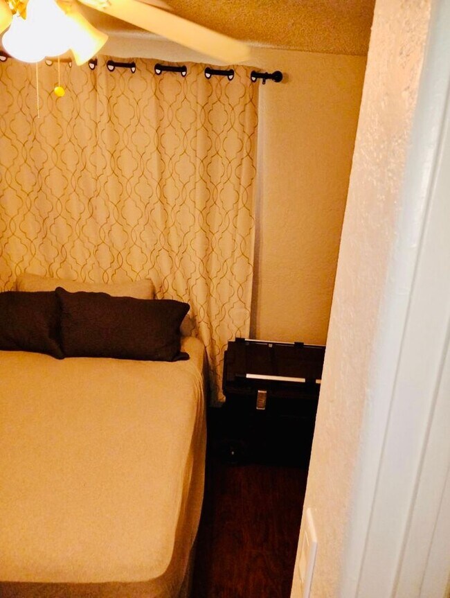 Building Photo - 3 Bed / 1 Bath House with Fenced Yard