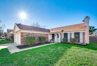 Building Photo - Charming 3-Bedroom Home with 2 Baths in Prime Fort Worth Location