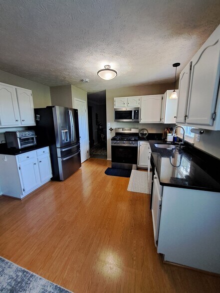 Building Photo - 2805 Schubert Dr