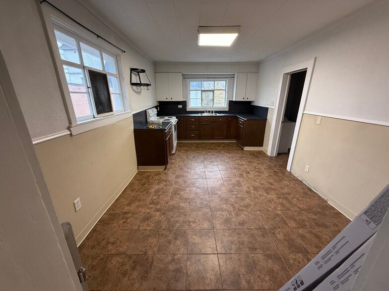 Building Photo - 1350 N Main Ave