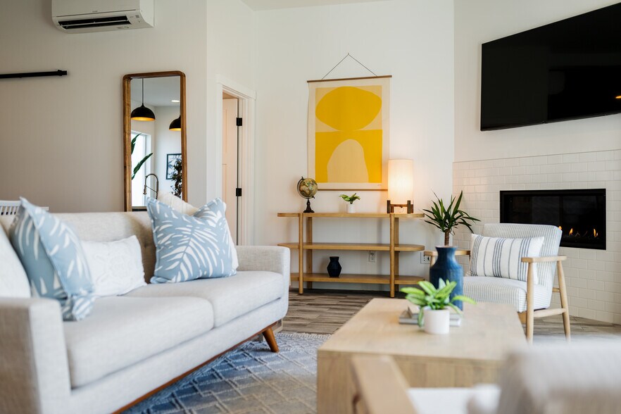 Living Room Sitting Area - 823 Orondo Ave