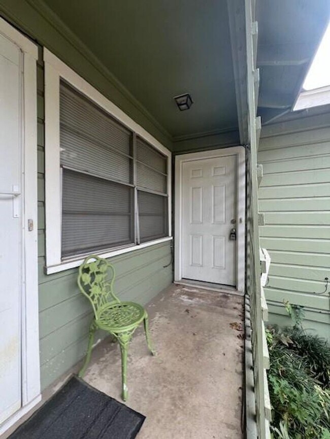 Building Photo - 304 N Oak St