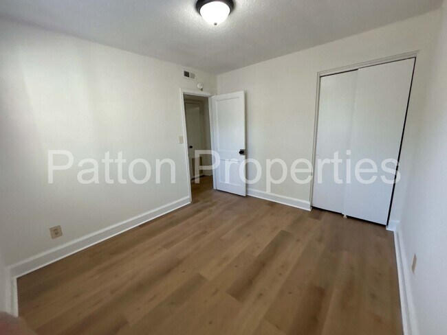 Building Photo - Hampton Hills Condo