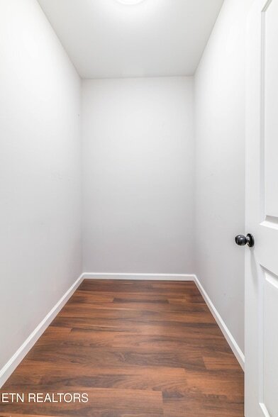 Building Photo - 619 Midlake Dr NE