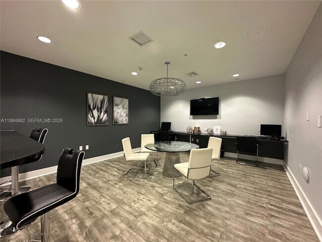 Building Photo - 1861 NW S River Dr