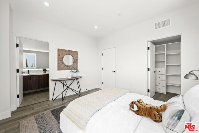 Building Photo - 1959-1952 Preuss Rd