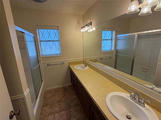 Building Photo - 821 E Hwy 199