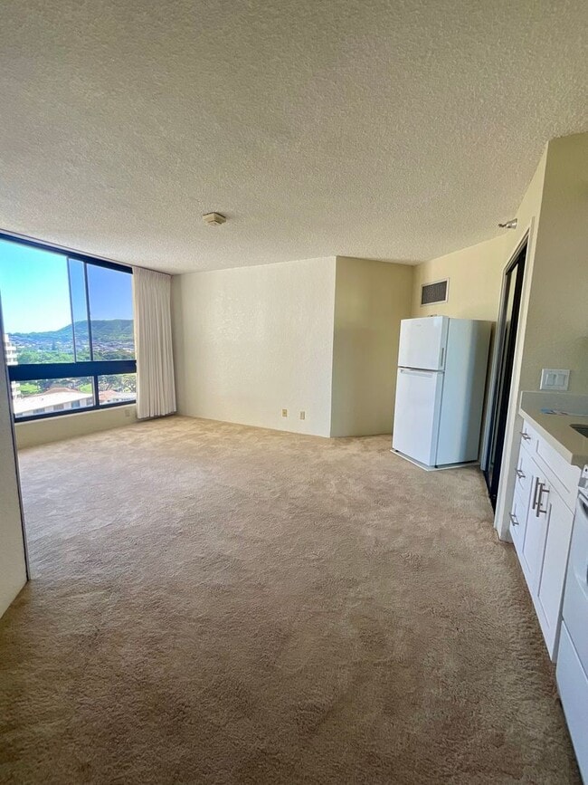 Building Photo - Charming & Convenient Studio, Great Building