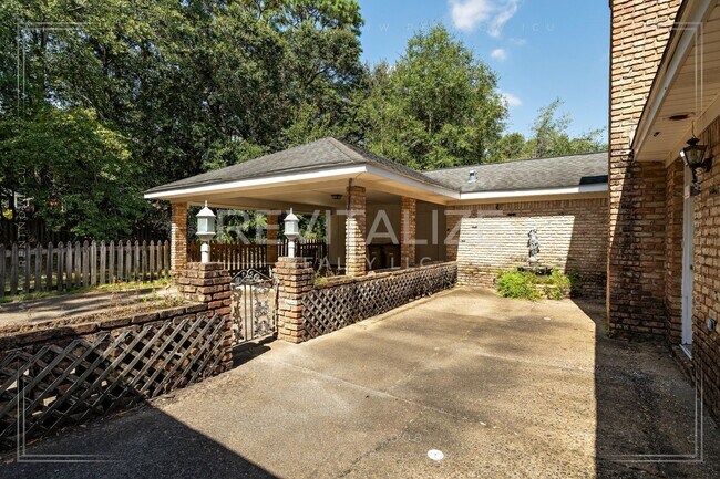 Building Photo - Beautifully Preserved 4 Bd / 3 Ba Vintage ...