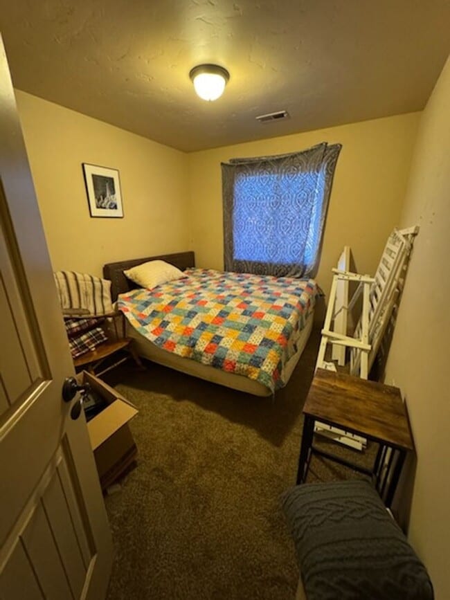 Building Photo - Charming Townhome