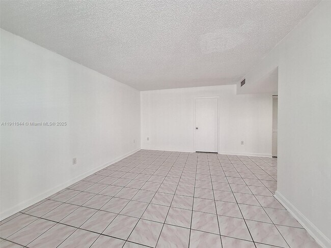 Building Photo - 2011 Bay Dr